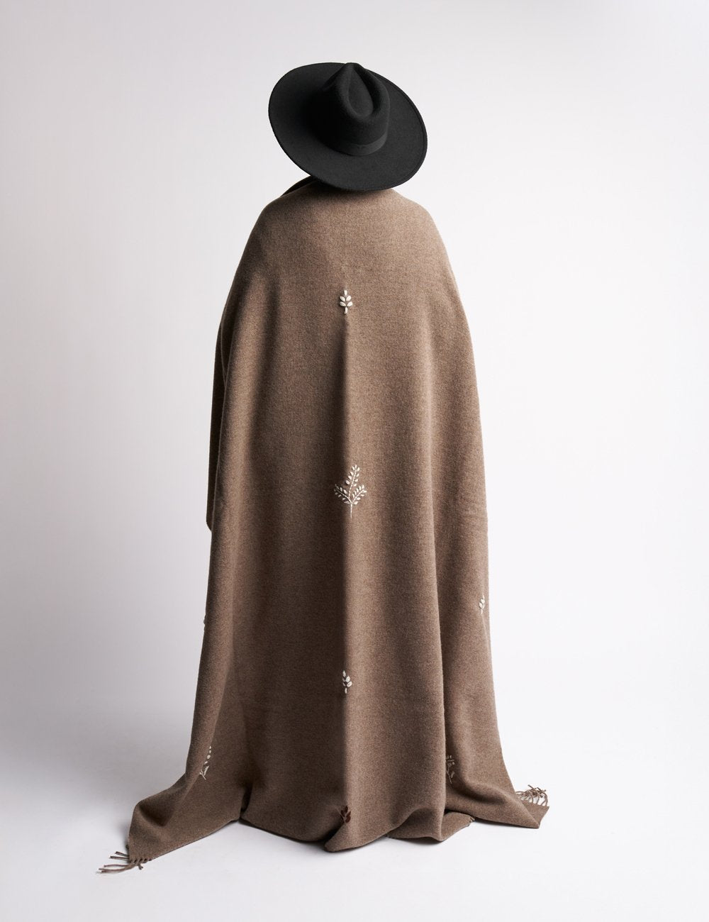 Bucaneve Throw Blanket